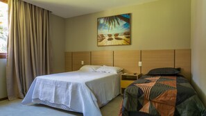 7 Schlafzimmer, Schreibtisch, Bügeleisen/Bügelbrett, Reisekinderbett