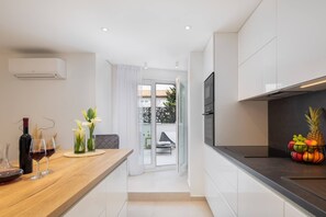 Kühlschrank, Mikrowelle, Ofen, Herdplatte