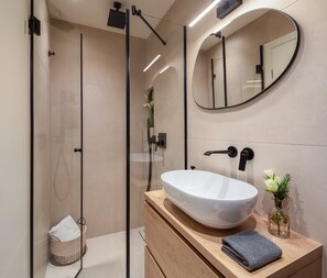 Bruser, hårtørrer, håndklæder