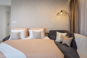 2 chambres, coffres-forts dans les chambres, fer et planche Ă repasser