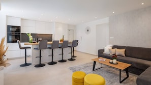 Un apartamento moderno con cocina, comedor y sala de estar.