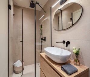 Een douche, een haardroger, handdoeken