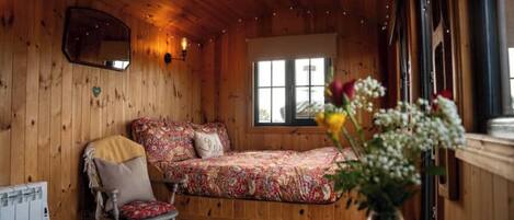 1 makuuhuone, silitysrauta/-lauta, vuodevaatteet