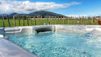 Bañera de hidromasaje al aire libre
