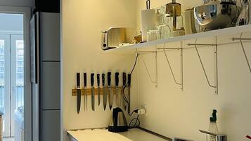 Fridge, oven, stovetop, dishwasher