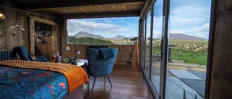 1 habitación, tabla de planchar con plancha y ropa de cama