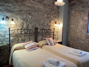 5 habitaciones, tabla de planchar con plancha y ropa de cama