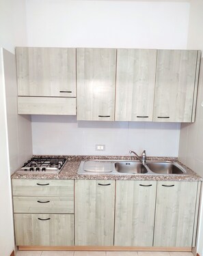 Refrigerador, parrilla de estufa, cafetera y tetera y periquera 