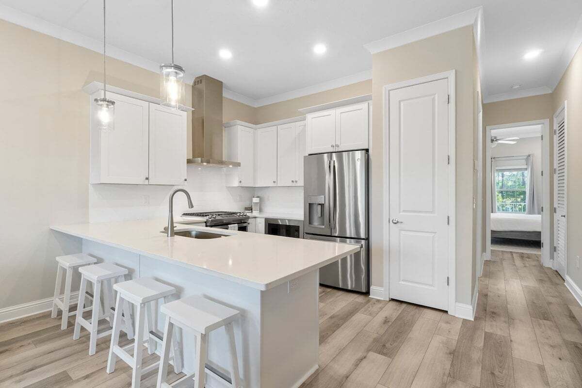Coffee/tea maker, fridge, microwave, stovetop