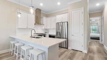 Coffee/tea maker, fridge, microwave, stovetop
