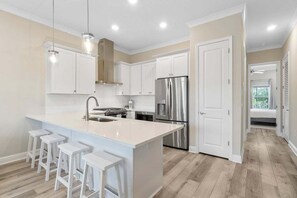 Mikrobølgeovn, kokeplater, oppvaskmaskin og kaffetrakter/tekoker