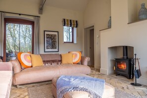 TV, fireplace, DVD player - Harnser Barn, Tittleshall, Norfolk (Tittleshall)