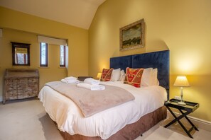 2 quartos, ferros/tábuas de passar roupa, berço de viagem