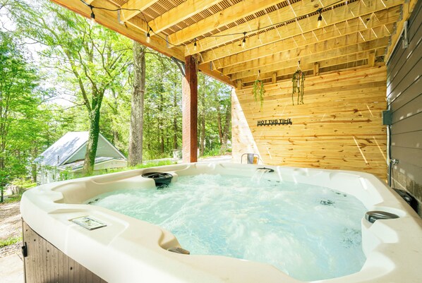 Outdoor spa tub