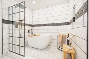 Douche, sèche-cheveux, serviettes fournies
