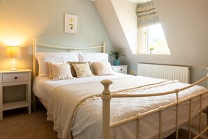 Escritorio, tabla de planchar con plancha, wifi gratis y ropa de cama 