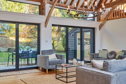 Luxurious Barn With Outdoor Dining, Near Vineyard