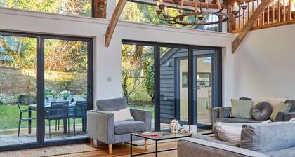 Luxurious Barn With Outdoor Dining, Near Vineyard