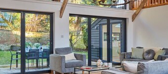 Exquisite Coach House w/vaulted ceiling & log fire