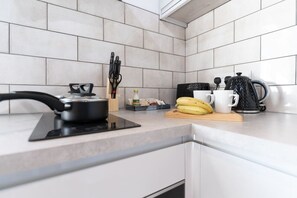 Køleskab, mikrobølgeovn, ovn, kogeplade