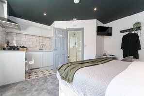 Iron/ironing board, free WiFi, bed sheets