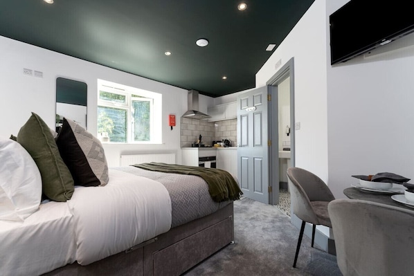 Iron/ironing board, WiFi, bed sheets