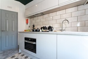 Køleskab, mikrobølgeovn, ovn, køkkentøj/tallerkener/redskaber