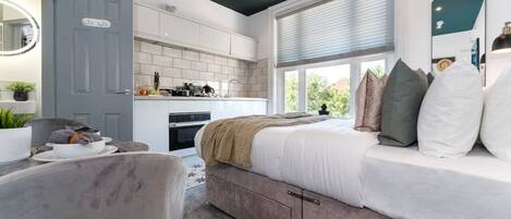 Tabla de planchar con plancha, wifi, ropa de cama