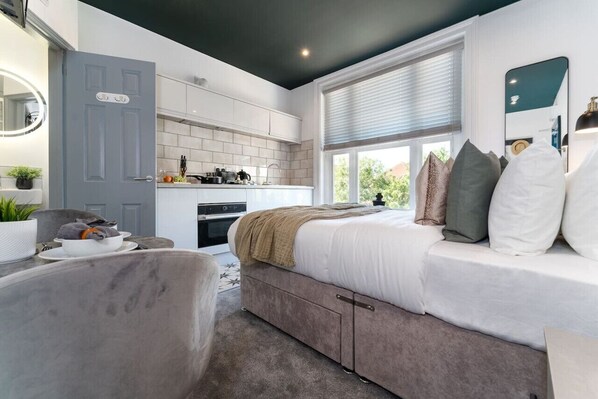 Planxa i posts de planxar, wifi i roba de llit