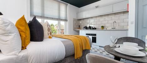 BĂŒgeleisen/BĂŒgelbrett, WLAN, BettwĂ€sche