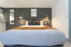 1 bedroom, iron/ironing board, free WiFi, bed sheets - Studio Retreat • Courtyard, Fast Wi-Fi & Laundry (Southampton)