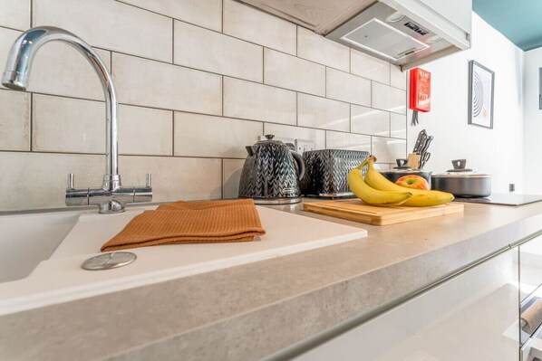 Een koelkast, een magnetron, een oven, een kookplaat