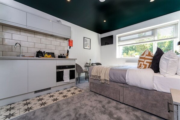 Iron/ironing board, WiFi, bed sheets