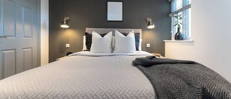 Desk, iron/ironing board, WiFi, bed sheets