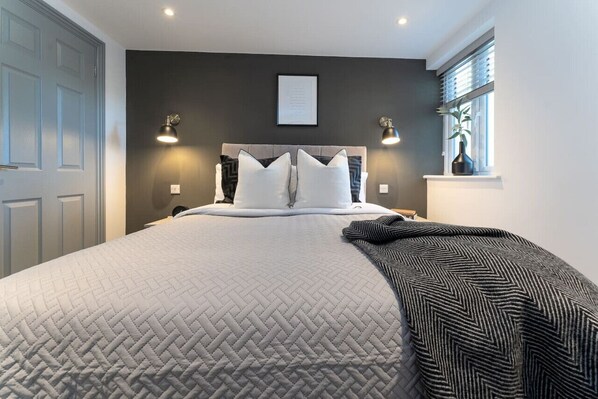 Desk, iron/ironing board, WiFi, bed sheets