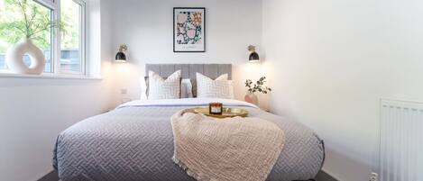 Desk, iron/ironing board, WiFi, bed sheets