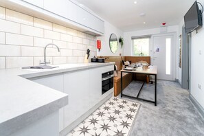 Frigorífico, microondas, horno y placa de cocina