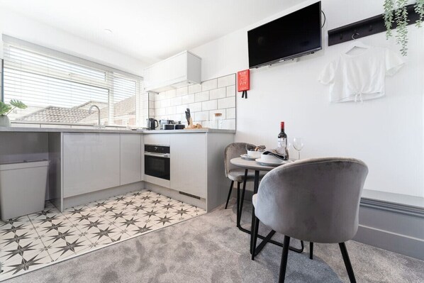 Køleskab, mikrobølgeovn, ovn, køkkentøj/tallerkener/redskaber