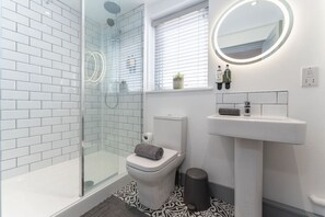 Dusj, hårføner og håndklær