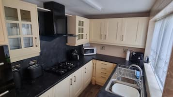 House | Private kitchen | Fridge, microwave, oven, stovetop