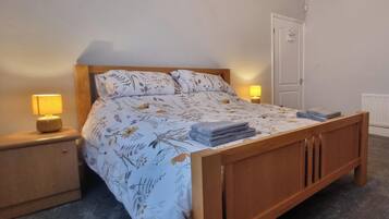 3 kamar tidur, setrika/meja setrika, Wi-Fi gratis, dan seprai linen