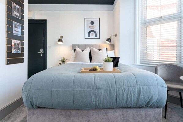 Iron/ironing board, WiFi, bed sheets