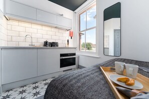 Køleskab, mikrobølgeovn, ovn, kogeplade