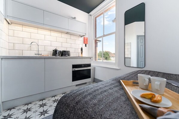 ثلاجة، ميكروويف، فرن، موقد طهي مسطح