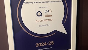En prisplakett tilldelas Gateway Accommodation Solutions Ltd, där det framgår att företaget har tilldelats ett QAC-GULDPRIS för 2024–2025.