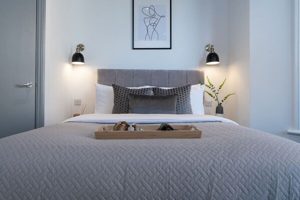 Iron/ironing board, free WiFi, bed sheets