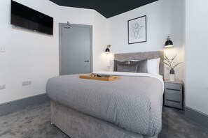 Tabla de planchar con plancha, wifi y ropa de cama 