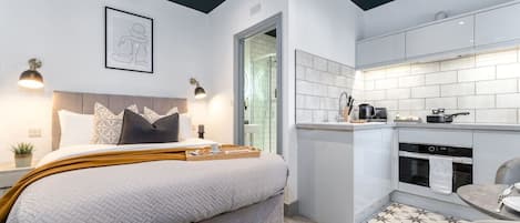 Desk, iron/ironing board, WiFi, bed sheets