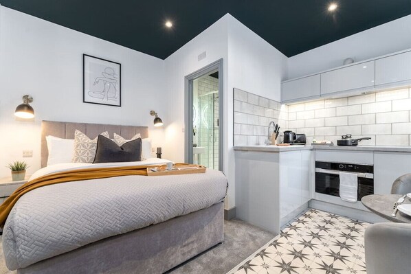 Desk, iron/ironing board, WiFi, bed sheets