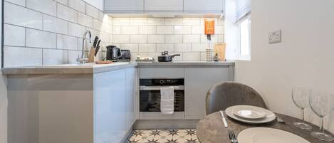 Réfrigérateur, micro-ondes, four, plaque de cuisson